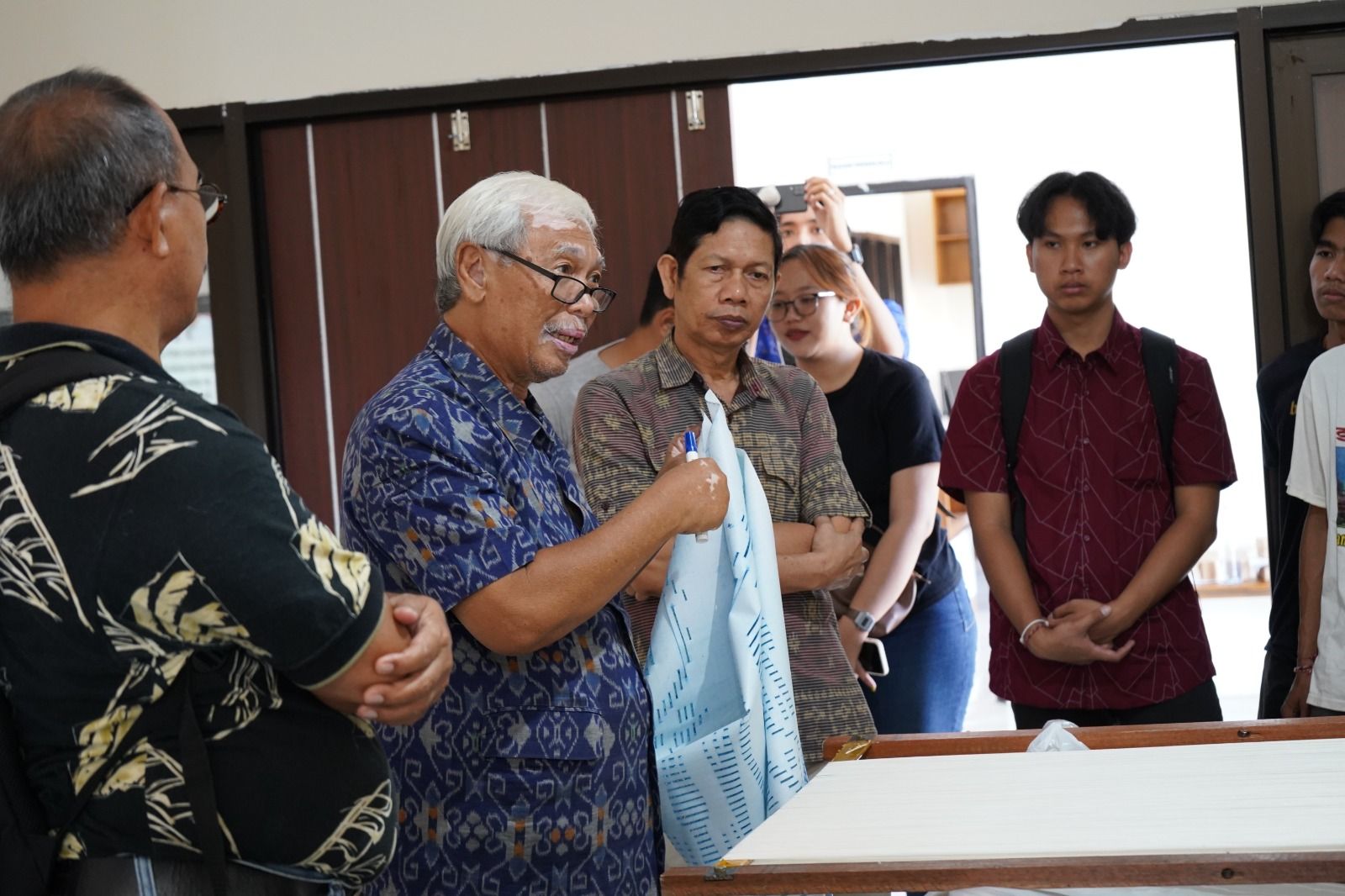 podiumnews.com-Tak Lagi Buat Desain Endek Pakai Spidol 